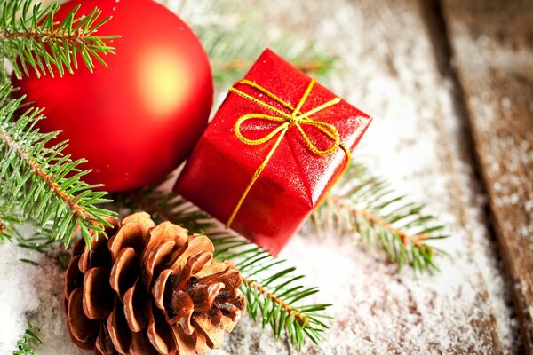 Weihnachtsbaum, Geschenke, Dekorationen für das neue Jahr