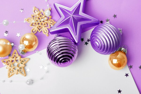 Grußkarte mit Kugeln und Dekorationen für Weihnachten und Neujahr