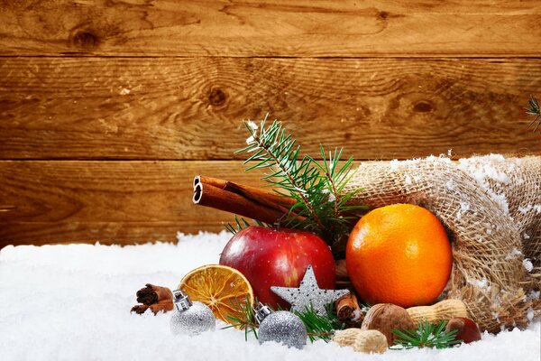 Schneebedeckte Mandarinen an Weihnachten