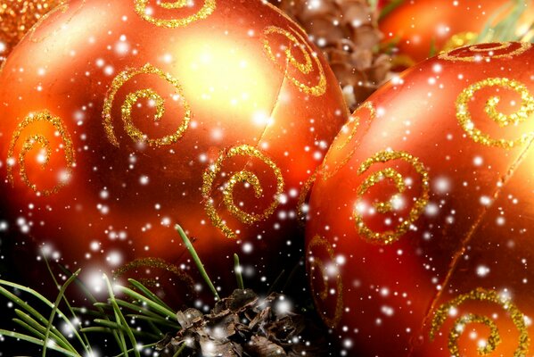 Rote Weihnachtskugeln mit goldenen Spiralen