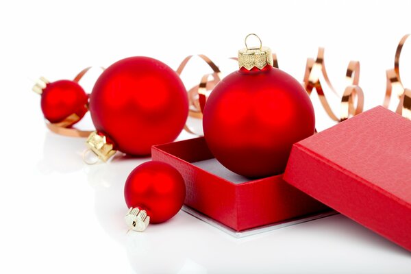 Rote matte Weihnachtskugeln in einer Box