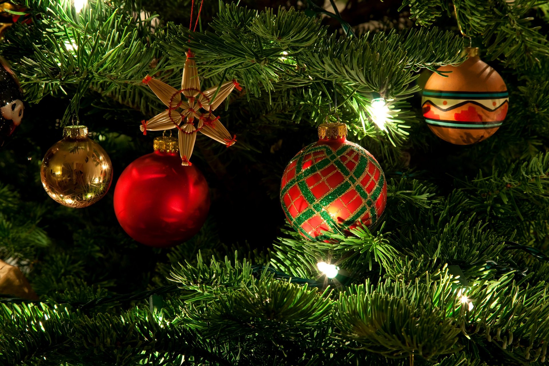 urlaub stimmung weihnachtsbaum dekoration girlande spielzeug