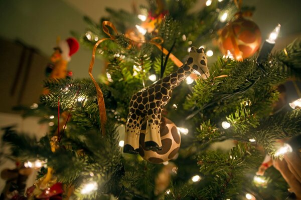 Weihnachtsspielzeuge und Girlanden am Weihnachtsbaum brennen