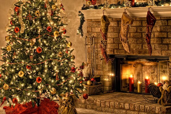 Weihnachtsbaum mit Lichtern und Dekorationen