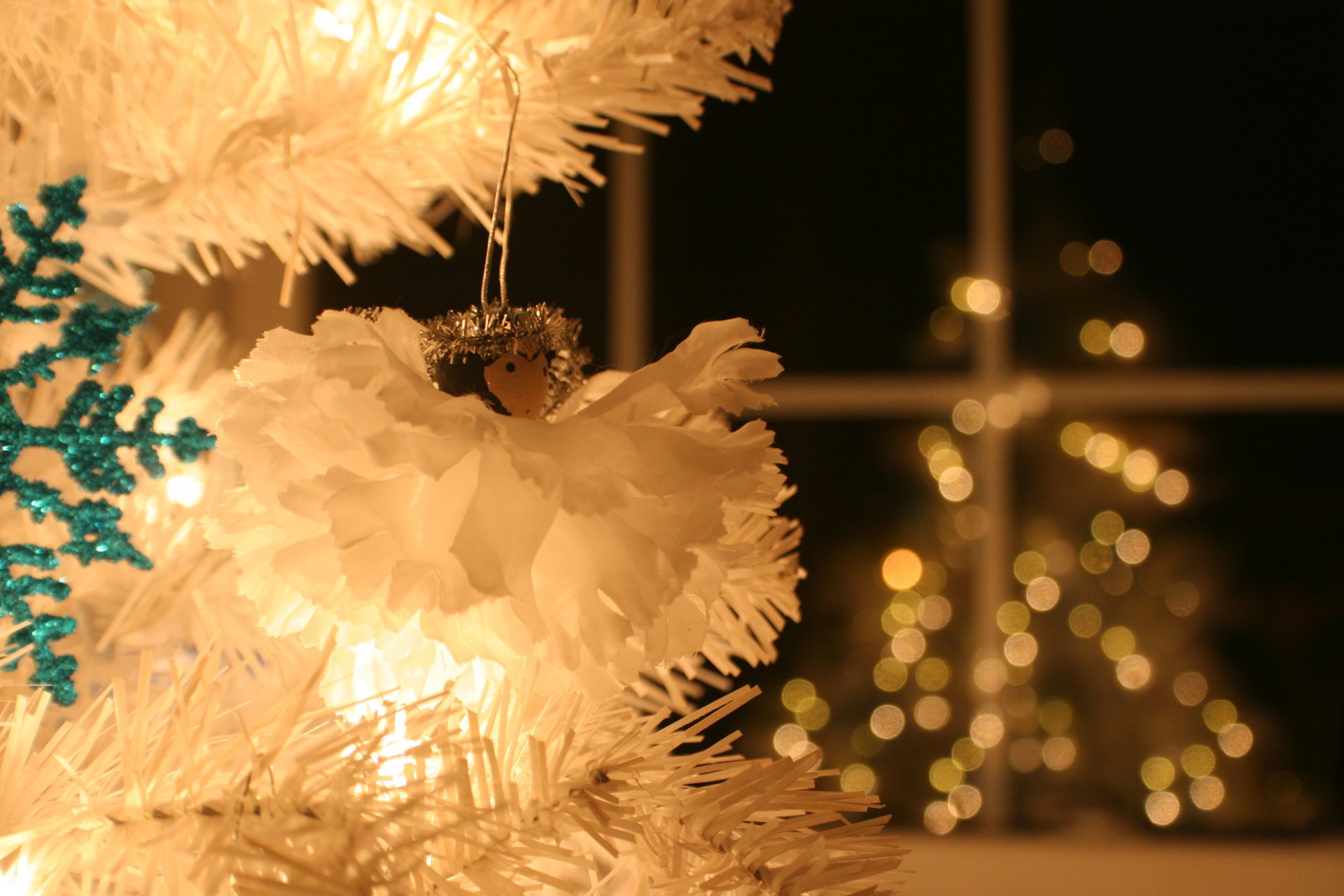 feiertag silberner weihnachtsbaum dekoration hintergrundbeleuchtung bokeh frohes neues jahr lita