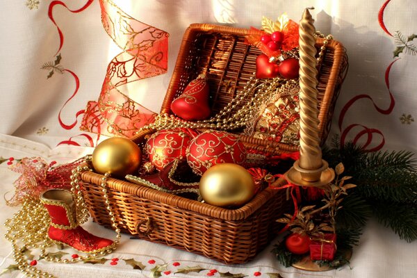 Korb mit Christbaumspielzeug und Bändern