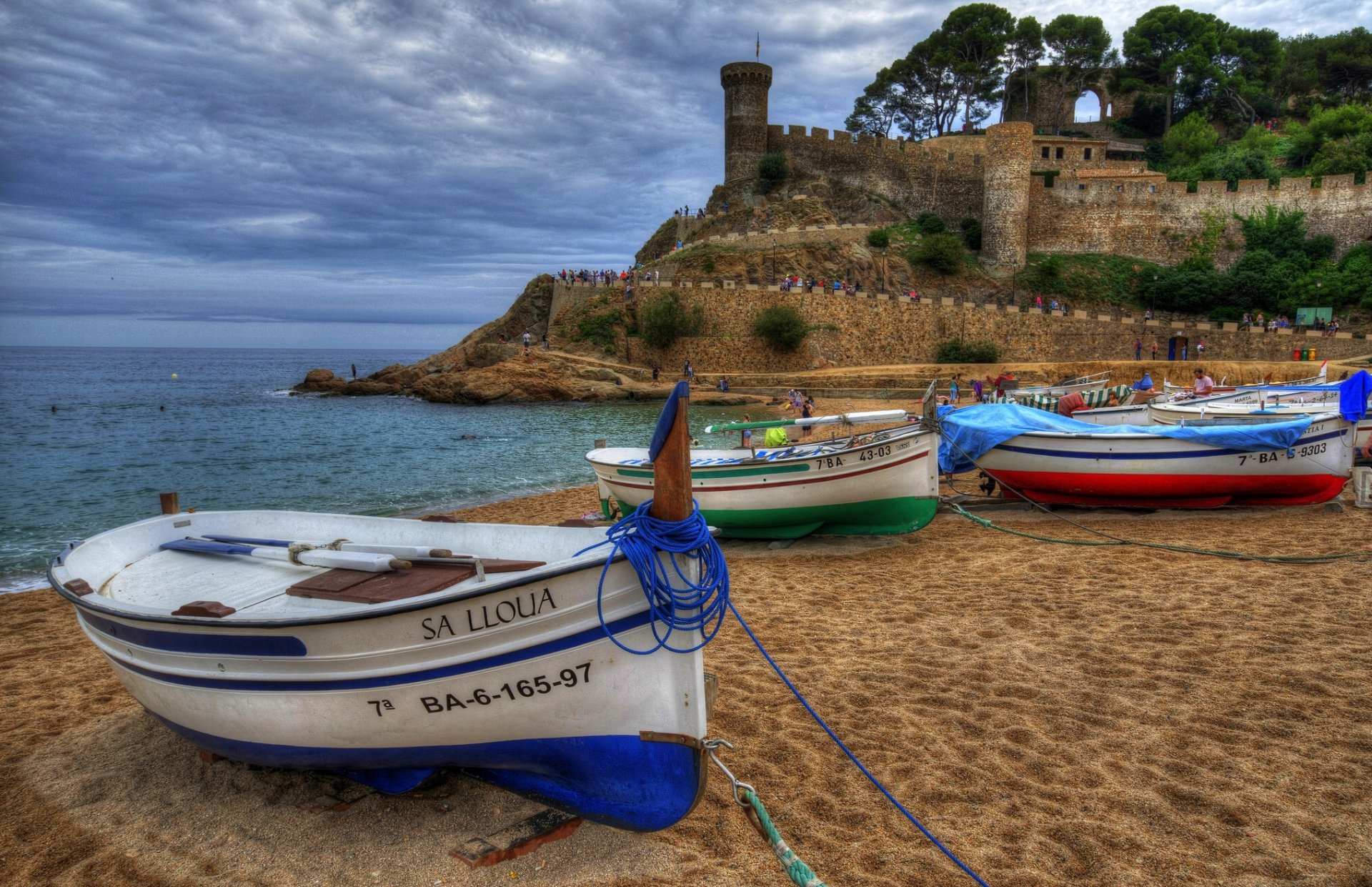 tossa de mar girona katalonien spanien costa brava vila vella balearisches meer tossa de mar vila vella balearisches meer festung meer küste boote strand sand