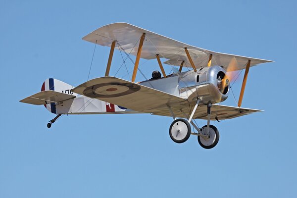 Schönes Foto eines Flugzeugs am Himmel aus dem Ersten Weltkrieg