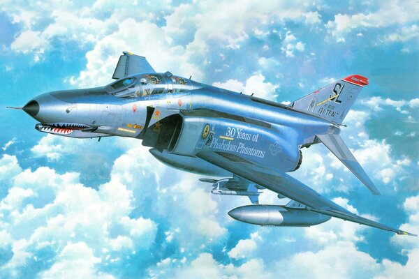 Ein Kämpfer fliegt in den Himmel vor dem Hintergrund der Wolken