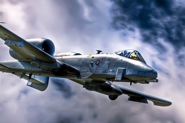 Flugzeug a10 fliegt bei schlechtem Wetter