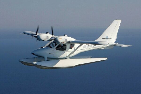 A-37-Wasserflugzeug im Flug über dem Meer
