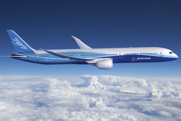 Ein blaues Flugzeug fliegt über den Wolken