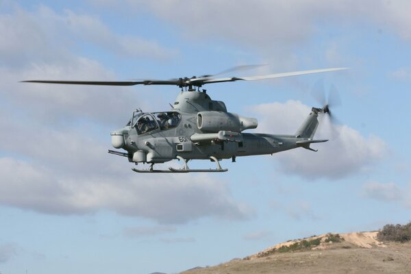 Hubschrauber fliegt tief groß