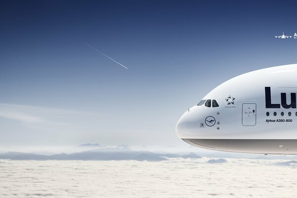 Das Flugzeug der Boeing a 380 schwebt über den Wolken