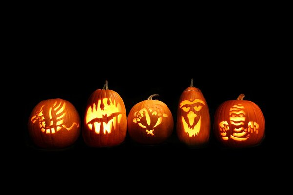 Leuchtende Halloween-Kürbisse mit verschiedenen Mustern