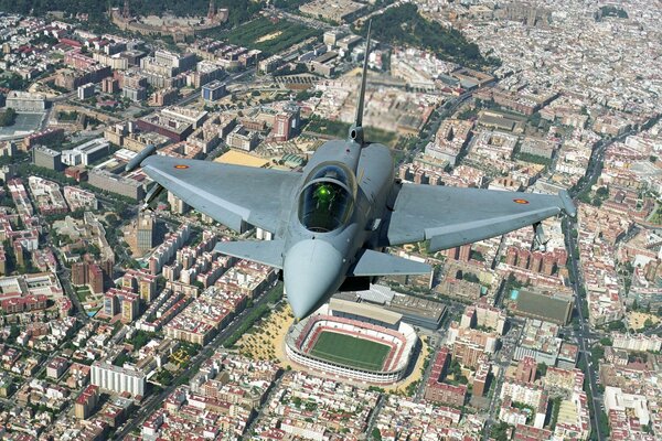 Tapete fliegender Kampfjet auf der Stadt