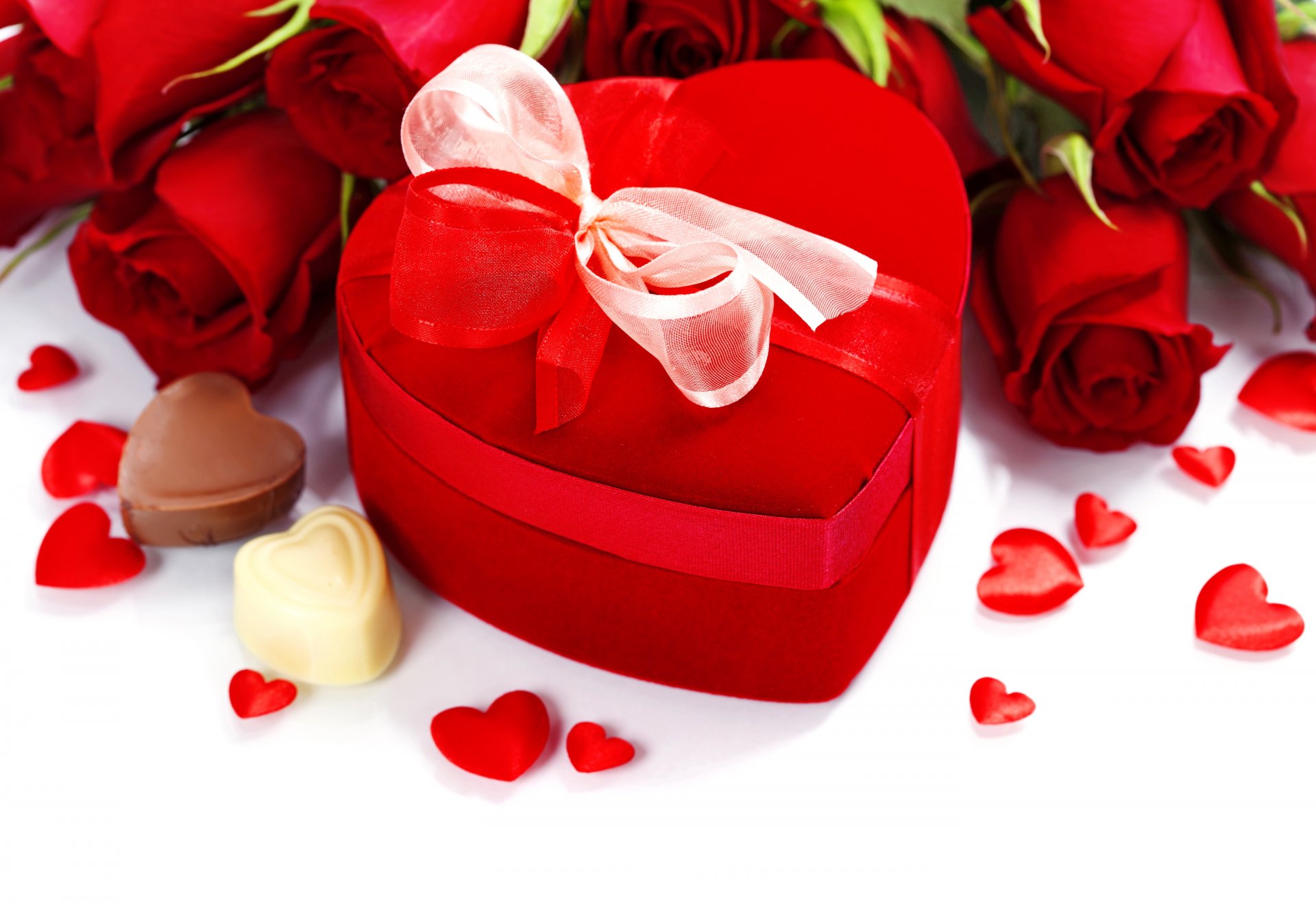 liebe romantisch rosen blumenstrauß herz geschenk süßigkeiten schokolade