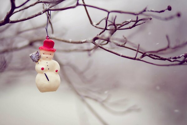 Schneemann auf einem schneebedeckten Winterbaum