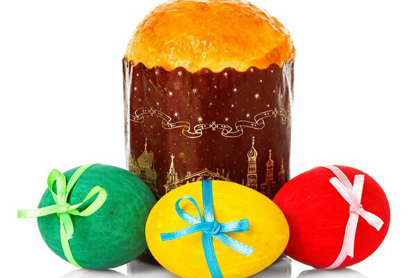 Osterkuchen mit gefärbten Eiern