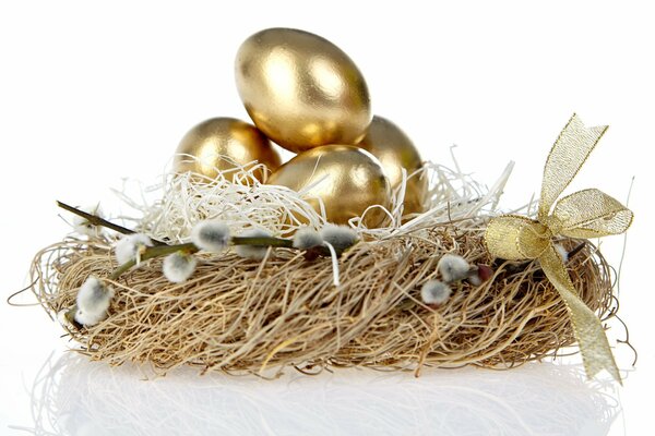 Nest mit goldenen Eiern und Verbe
