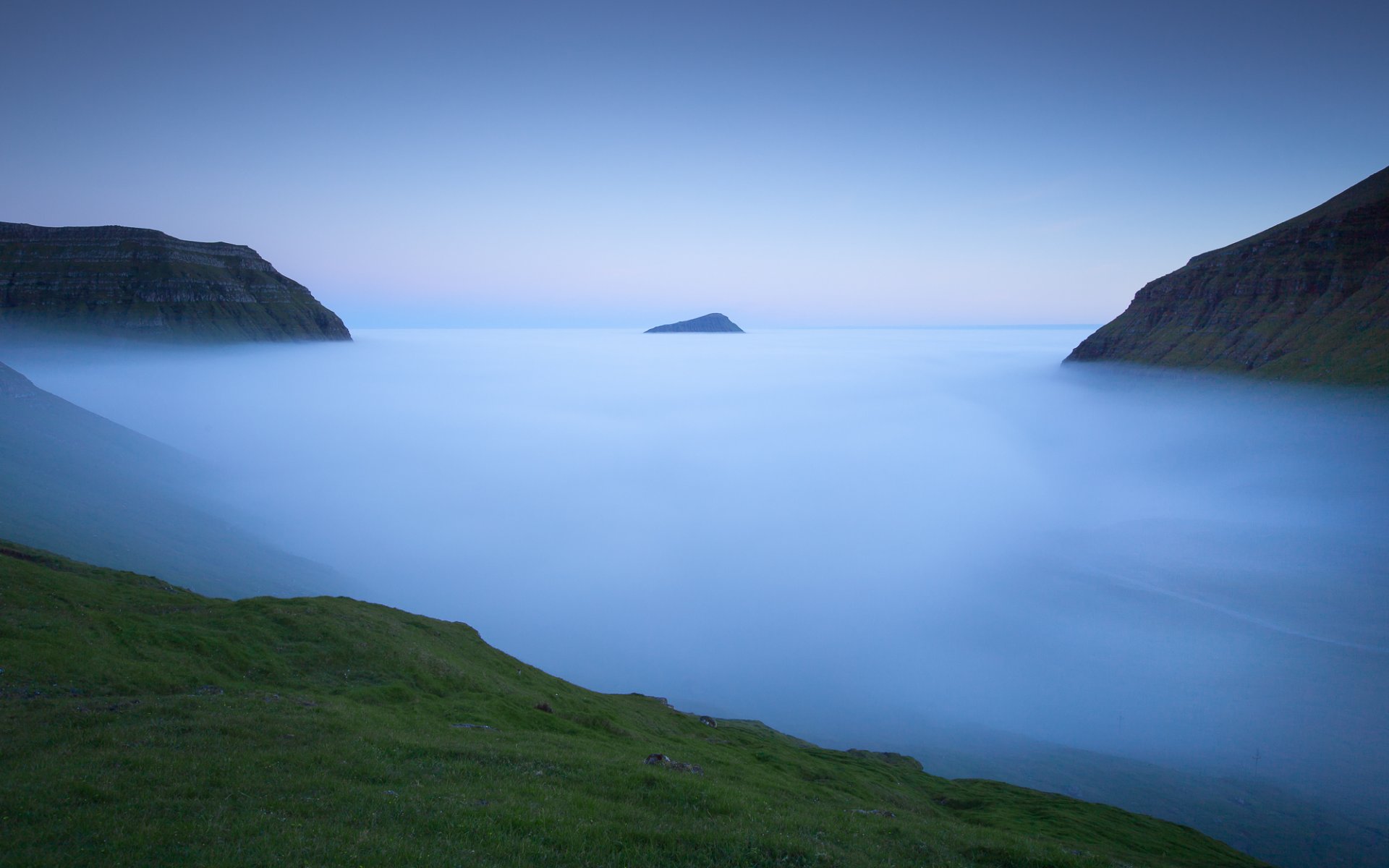 färöer färöer berge hügel küste küste ozean nebel dunst blau himmel natur