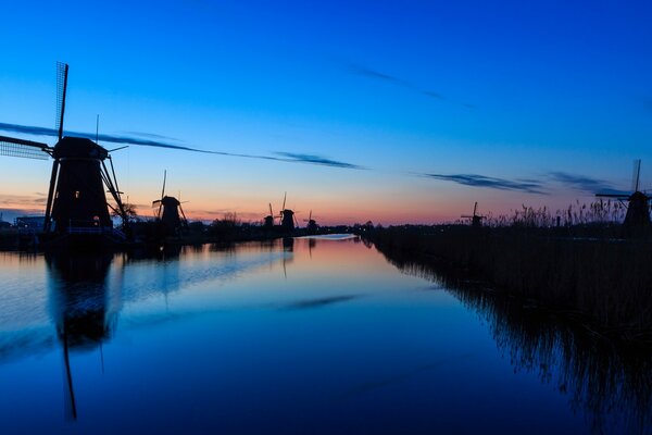 Abend Fluss vor dem Hintergrund eines bunten Sonnenuntergangs