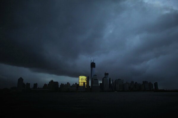 Das bewölkte New York in der Stadt ist eine völlige Apokalypse mit Wolken