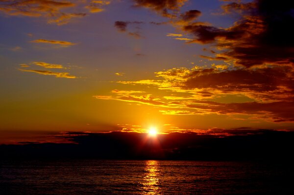 Die Sonne sinkt ins warme Meer
