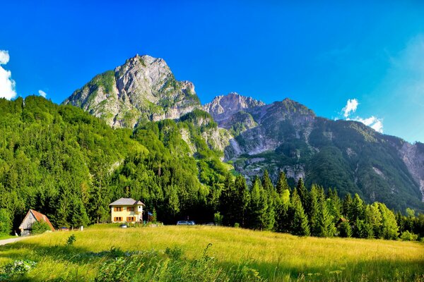 Hütten in den Bergen. Die Natur Italiens