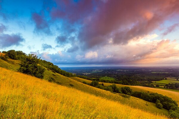 Himmel in den Wolken auf dem Hintergrund der britischen Hügel