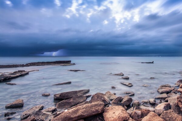Steine am Meer unter blauem Himmel