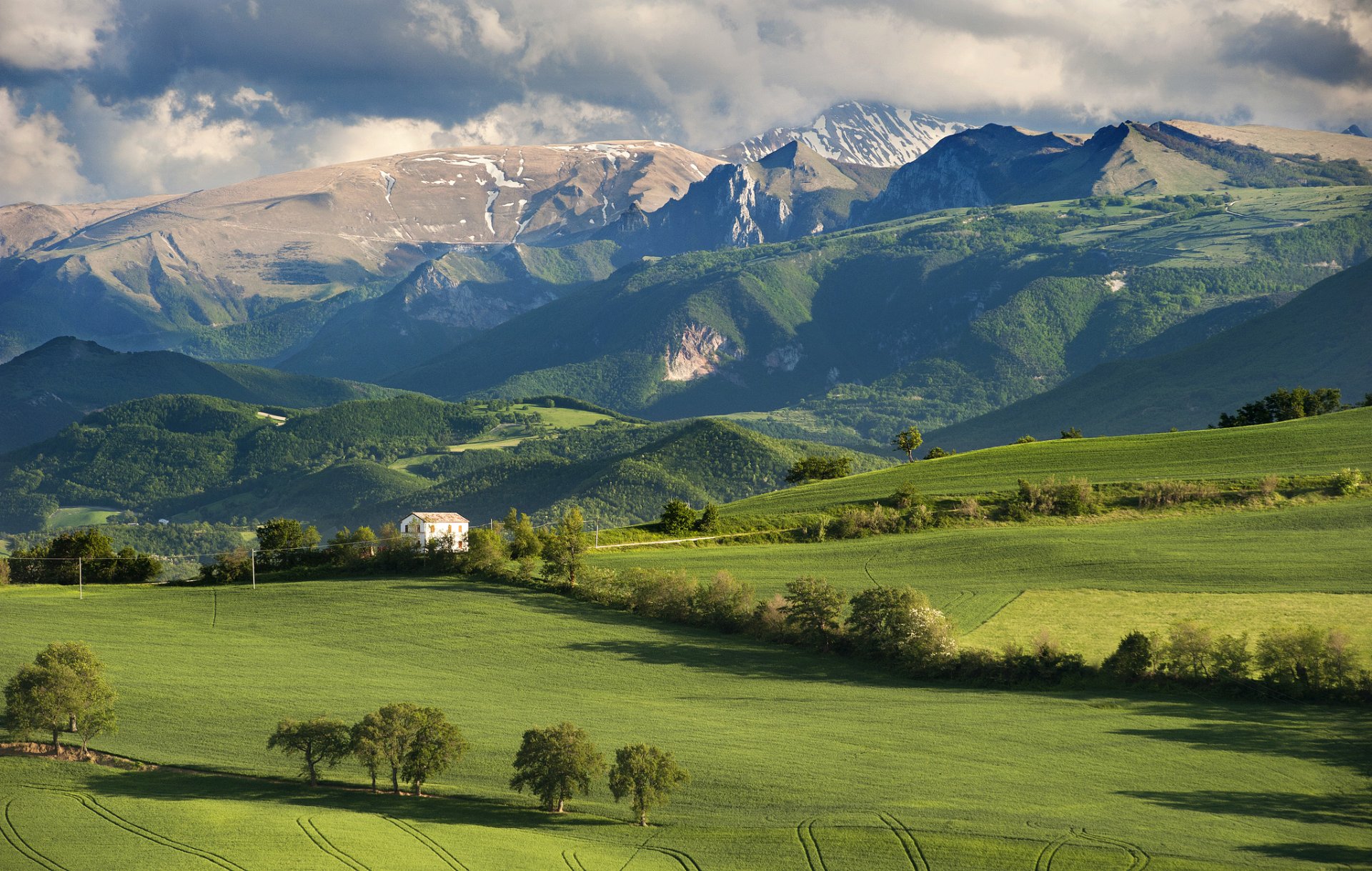 italien feld bäume hütte berge himmel wolken