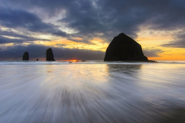 Sonnenuntergang am Strand in den USA. Felsen in Oregon