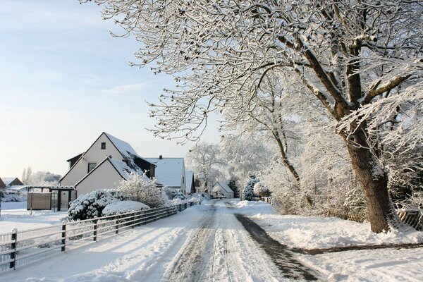 Ruhige, verschneite Straße mit weißen Häusern