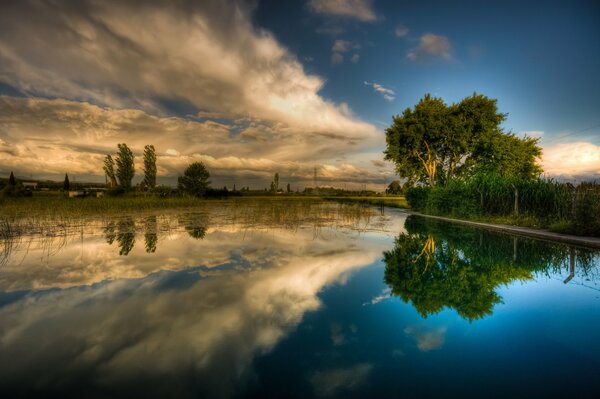 Abendliche Natur mit See