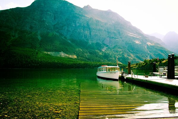 Blick auf den Bergsee von St. Mary