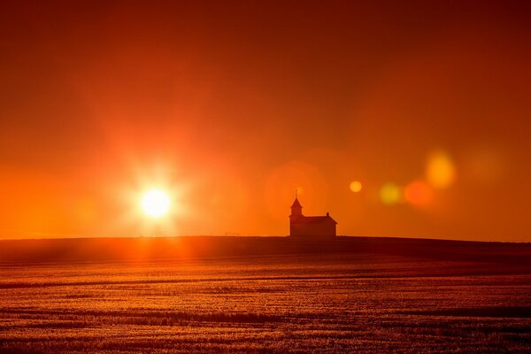 Scharlachroter Sonnenuntergang an der Kirche