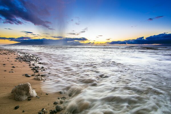 Strand und grenzenloser Himmel in Hawaii