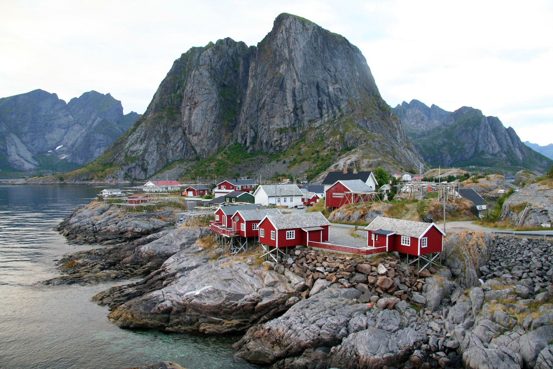 moskenes norwegen bucht felsen steine himmel berg häuser