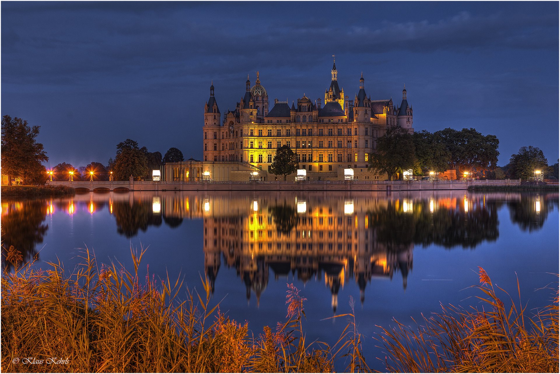 deutschland schwerin schloss lichter beleuchtung see nacht blau himmel reflexion