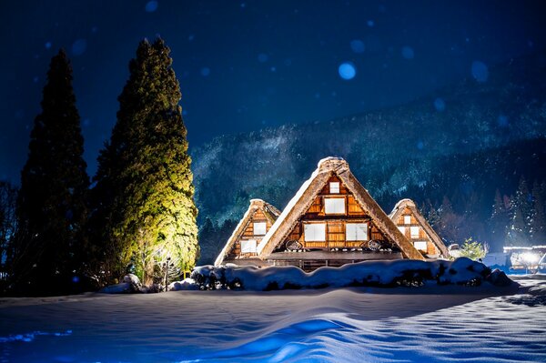 Lichter der japanischen Häuser im Winter