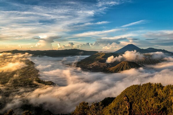 Indonesiens Wolken über den Bergen